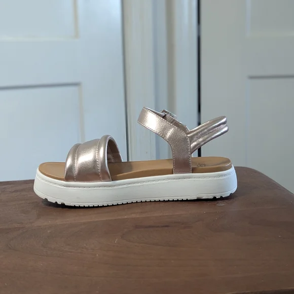 UGG Metallic Gold Sandals Platform Soles Excel Used Condition Weekend Sz 6.5
